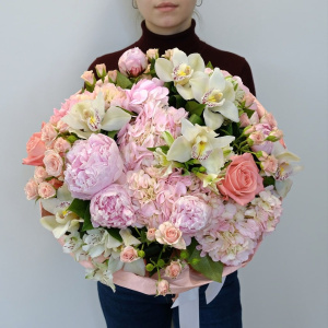 Пионы, орхидея и гортензия в большом пышном букете