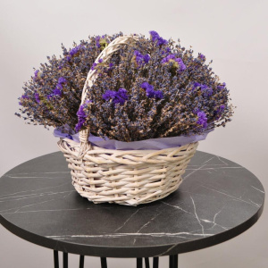 Ароматная лаванда и сиреневая статица в корзинке