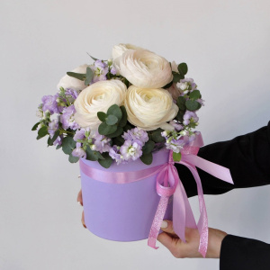 Ранункулюсы (лютики) в сиреневой коробочке