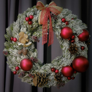 Новогодний венок с сувениром "Счастливый орешек" (искусственный)