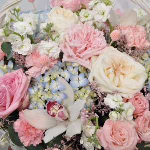 Голубая гортензия, орхидеи и розы в большой корзине "Мечта принцессы"