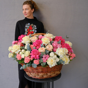 Нежный микс из французских, кустовых и ароматных роз в большой корзине "Облако Грёз"