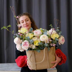 Весенний букет в сумке: пионовидные розы, ветки сакуры и ранункулюсы «Букет для королевы»