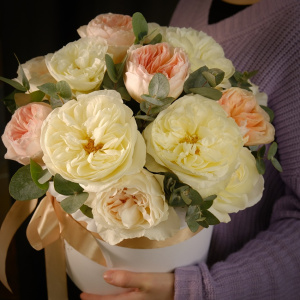 Дорогие пионовидные розы в коробке "Цветочная акварель"