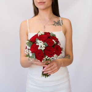 Букет невесты из красных ароматных роз с белой гипсофилой и зеленью