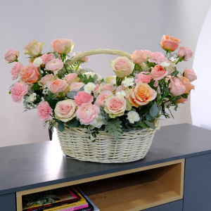 Ранункулюсы и пионовидные розы в нежной корзине "Ты краше всех цветов"