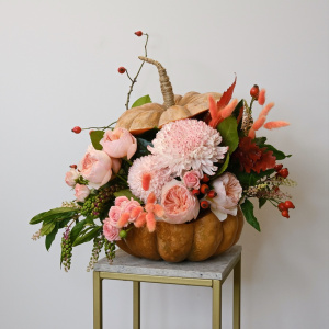 Цветы в тыкве: нежные хризантемы и пионовидные розы