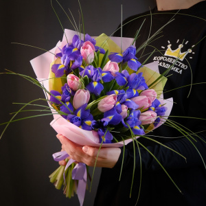 Ирисы и розовые тюльпаны в игривом букете