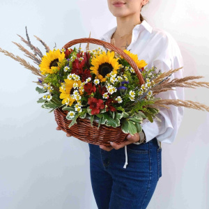 Корзина с подсолнухами "Летний вечер"