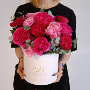 Красные пионовидные розы в коробке с эвкалиптом "Казанова"