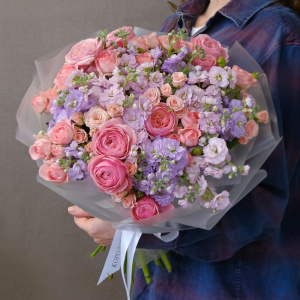 Ароматная маттиола и кустовые розы в букете "Сладкое помешательство"