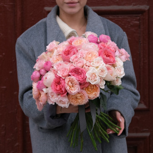 Пионовидные розы в букете "Цветочный микрокосмос"