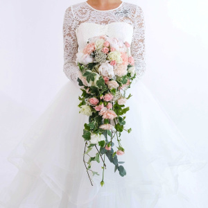 Белые пионы и диантусы в изящном букете "Королева красоты"