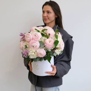 Белая гортензия и ранункулюсы в большой коробке