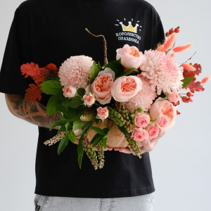 Тыква с пионовидными розами и хризантемами