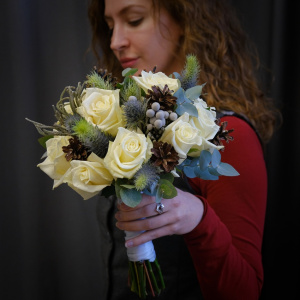 Зимний букет невесты с белыми розами, эвкалиптом и шишками