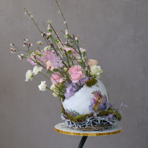Пасхальная композиция с живыми цветами "Цветущая драгоценность"