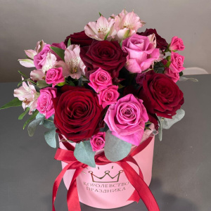 Красные розы в коробочке "Рубиновая симфония"
