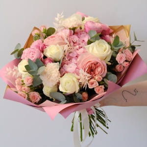 Гортензия и пионовидные розы в букете "Розовый закат"