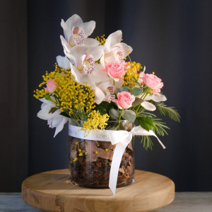 Белая орхидея Цимбидиум и мимоза в стеклянной вазе