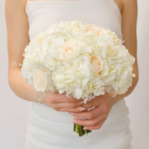Букет невесты с белой гортензией и розами "Притяжение"