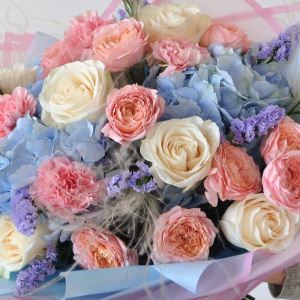 Букет с голубой гортензией и пионовидной розой Джульетта "Ванильное небо"