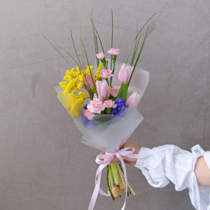 Сборный букет из тюльпанов и гиацинтов с мимозой. Корпоративные подарки на 8 марта. Цена от 10 шт.