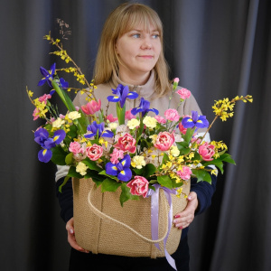 Ирисы, тюльпаны и форзиция в яркой композиции "Весенний вальс цветов"