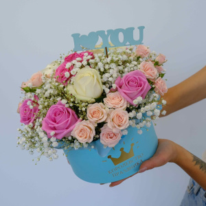 Кустовые розы и гипсофила в коробочке "Моё сердце лишь твоё"