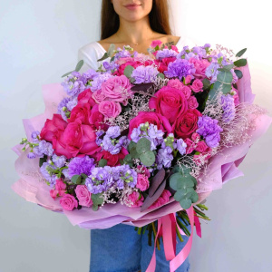 Ароматные розы Пинк Флойд, маттиола и сиреневые диантусы в большом букете Букет "Цветочная Фея"