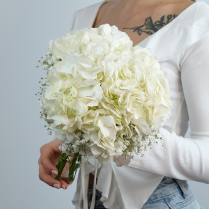 Букет невесты с белой гортензией и гипсофилой