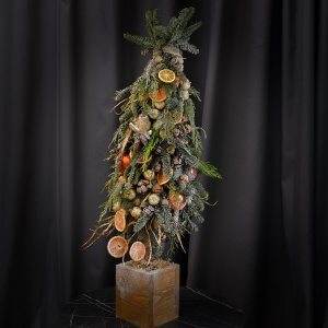 Ёлка ручной работы из нобилиса в оранжевых оттенках в деревянном ящичке