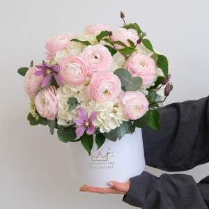 Белая гортензия и ранункулюсы в большой коробке