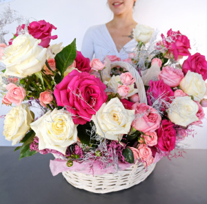 Ароматные розы в шикарной корзине «Винтаж»