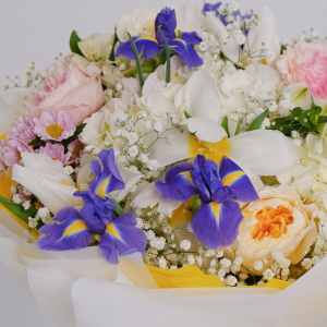 "Дофаминовый букет": ирисы, тюльпаны, гипсофила и гортензии