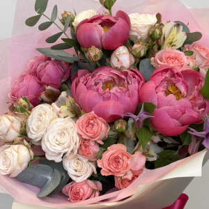 Коралловые пионы и пионовидные розы в букете «Принцесса сердца»