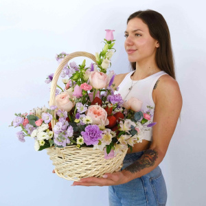 Корзина с цветами и ягодами: пионовидные розы, колокольчики, клубника, черешня и голубика