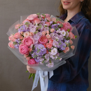 Ароматная маттиола и кустовые розы в букете "Сладкое помешательство"