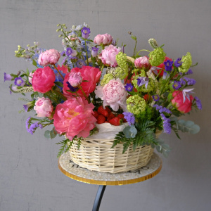 Коралловые и розовые ароматные пионы в летней корзине "Клубничное лето"