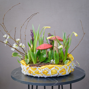 Садик с первоцветами и сувенирами: нарциссы, тюльпаны и гиацинты "Осторожно: весна!"