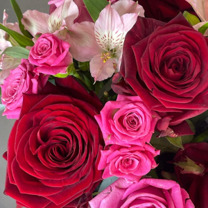 Красные розы в коробочке "Рубиновая симфония"