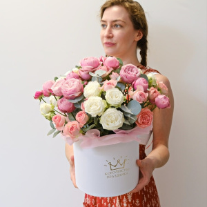 Кустовые пионовидные розы в коробке с эвкалиптом