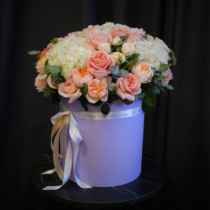 Гортензия и пионовидные розы Джульетта в большой коробке "Акварельные облака"