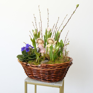Букет на пасху! Луковичные тюльпаны, фиалка и верба в корзинке с сувенирами
