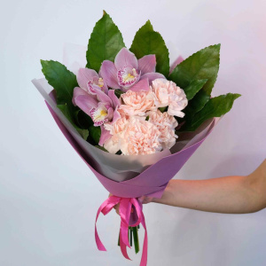 Орхидея цимбидиум и персиковые гвоздики в милом букете "Цветы для души"