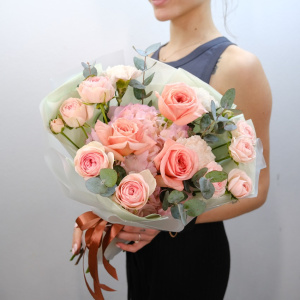 Пионовидные розы и гортензия в букете "Милашка"