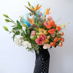 Экзотичный букет WOW! Стрелиция, гортензия, розы и пионовидная лилия. Букет гигант 80см