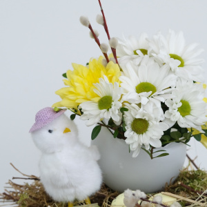 Композиция на пасху: яйцо с хризантемами и сувениром "Цыплёнок"