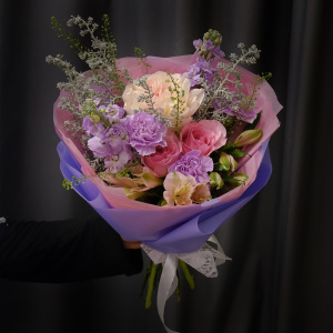 Ароматные пионовидные розы в сиреневом букете "Зимняя нежность"