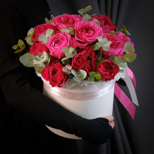 Дорогие пионовидные розы в коробке "Кармен"